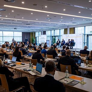 Blick von hinten ins Plenum während der E-world SZ-Führungstreffen Energie 2026