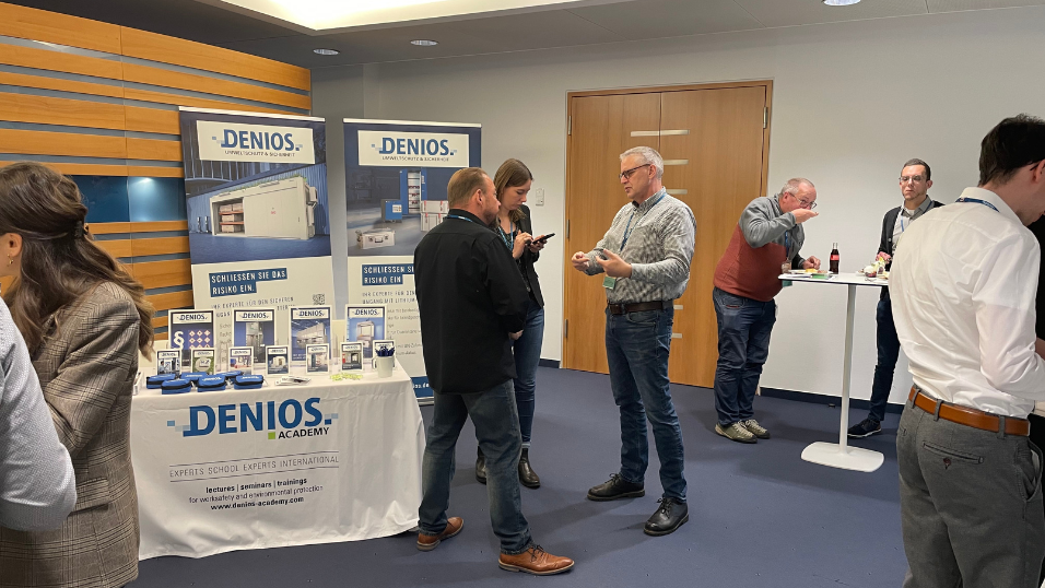 Fachgespräch beim Stand von Denios