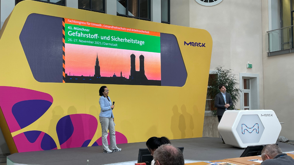 Auf der Bühne: Dr. Sascha  Wischniewski, Referent der 41. Münchner Gefahrstoff- und Sicherheitstage zusammen mit Dr. Stöffler