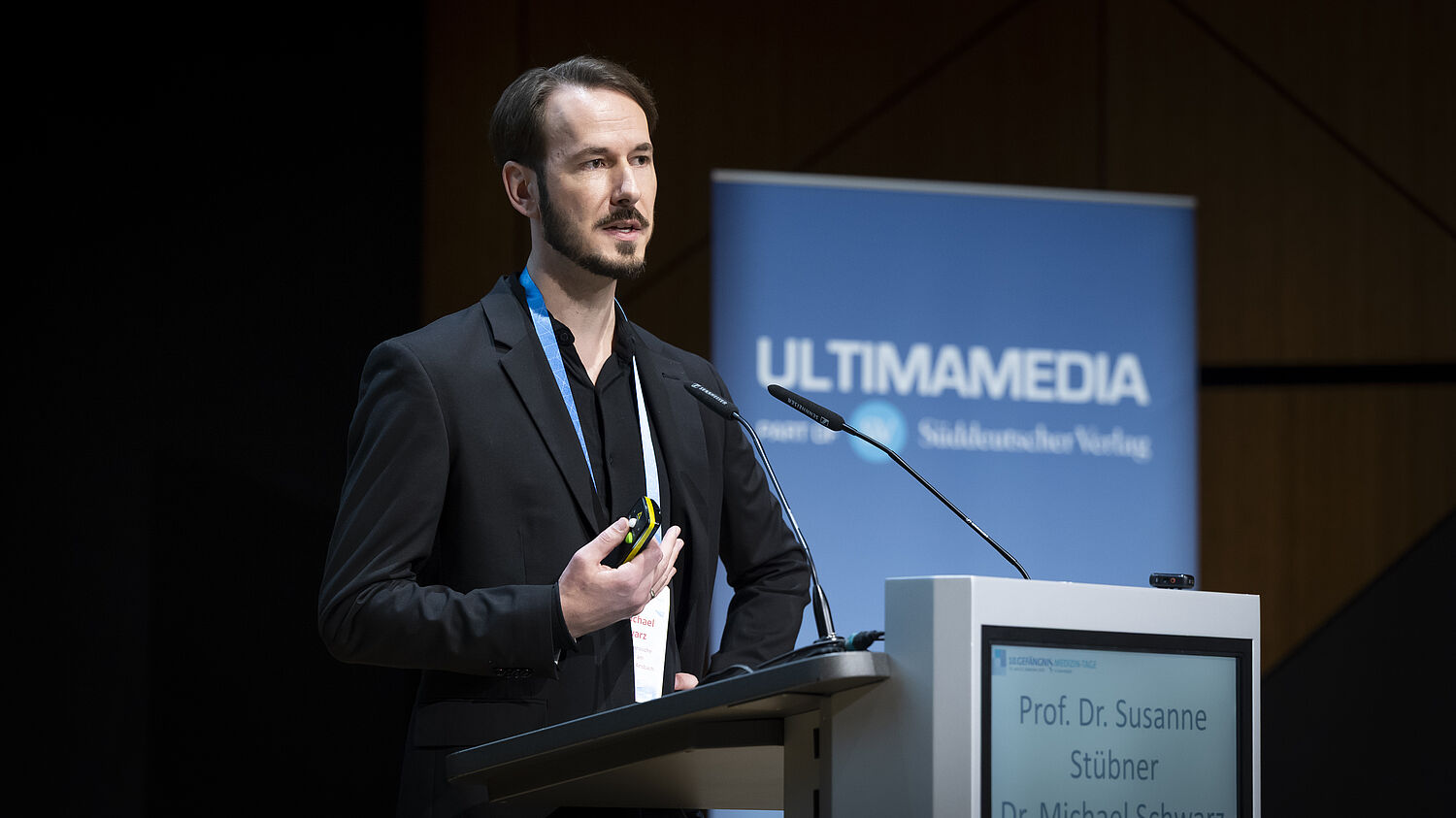 Sprecher Dr. phil. Michael Schwarz auf der Bühne