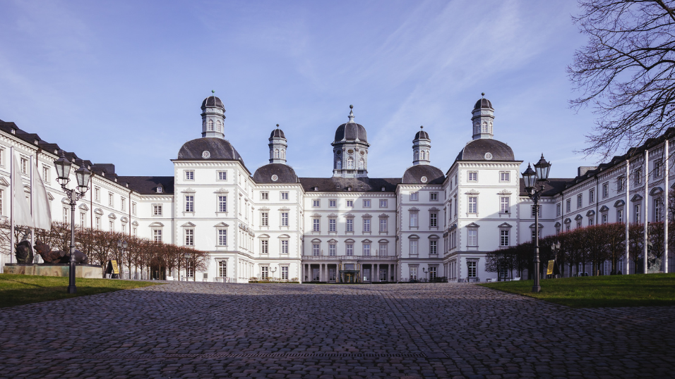Außenansicht von Schloss Bensberg. Veranstaltungsort des SZ-Versicherungstags 2026