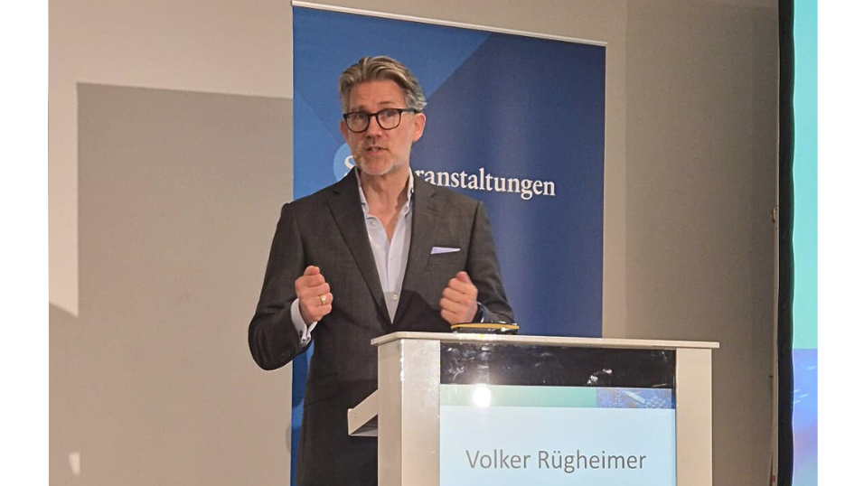 2. Fachkonferenz "Transport und Lagerung von Lithiumbatterien" - Sprecher Volker Rügheimer auf der Bühne