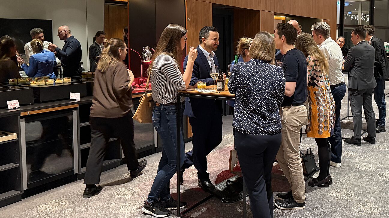Teilnehmende im Gespräch beim Praxisseminar Aktuelle Rechtsthemen