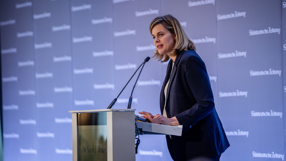 Dr. Sarah J. Becker spricht am Rednerpult während ihres Vortrags beim SZ-Versicherungstag 2026