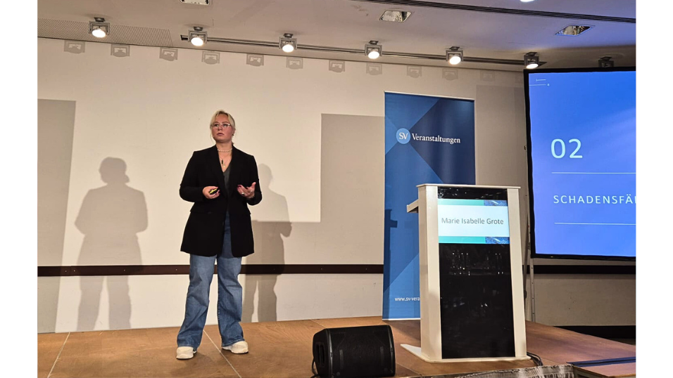 2. Fachkonferenz "Transport und Lagerung von Lithiumbatterien" - Sprecherin Marie Isabelle Grote auf der Bühne 