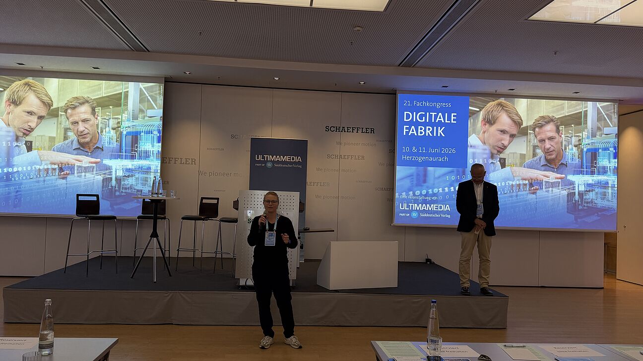 Digitale Fabrik 2026 - Sprecher auf der Bühne und spricht zum Publikum