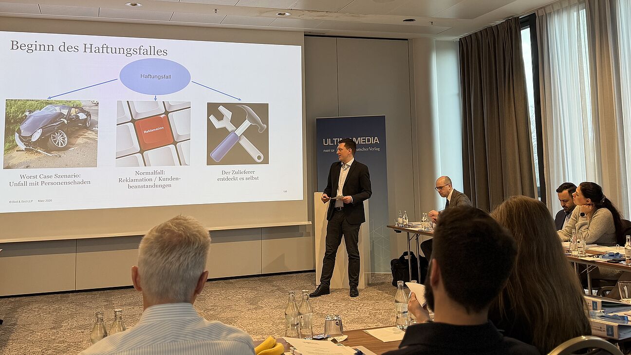 Sprecher auf der Bühne beim Praxisseminar Aktuelle Rechtsthemen