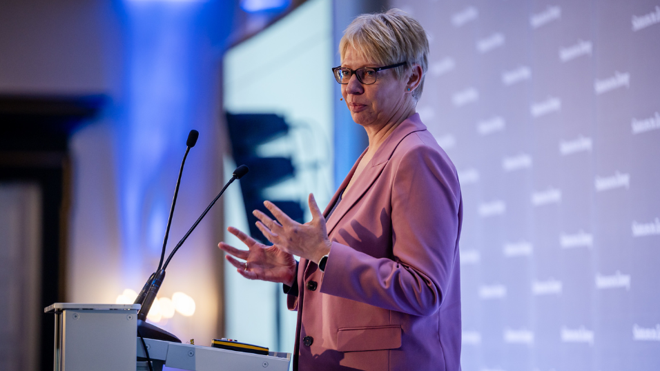 Julia Wiens spricht am Rednerpult während ihres Vortrags beim SZ-Versicherungstag 2026