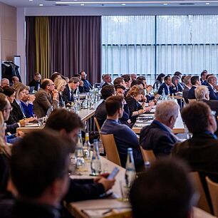 Blick ins Plenum während der E-world SZ-Führungstreffen Energie 2026