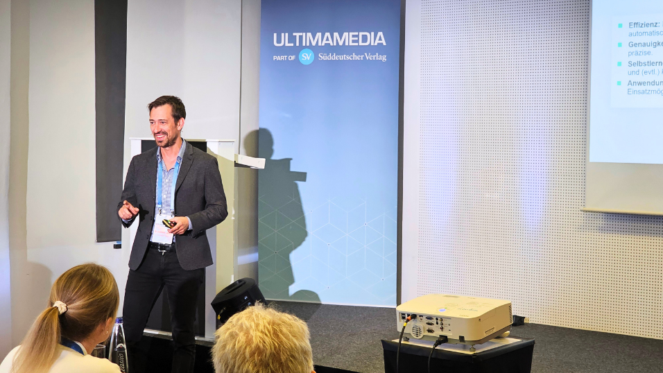 Dr. Dominik Lausch hält seinen Vortrag im Vortragsraum und spricht zum Publikum