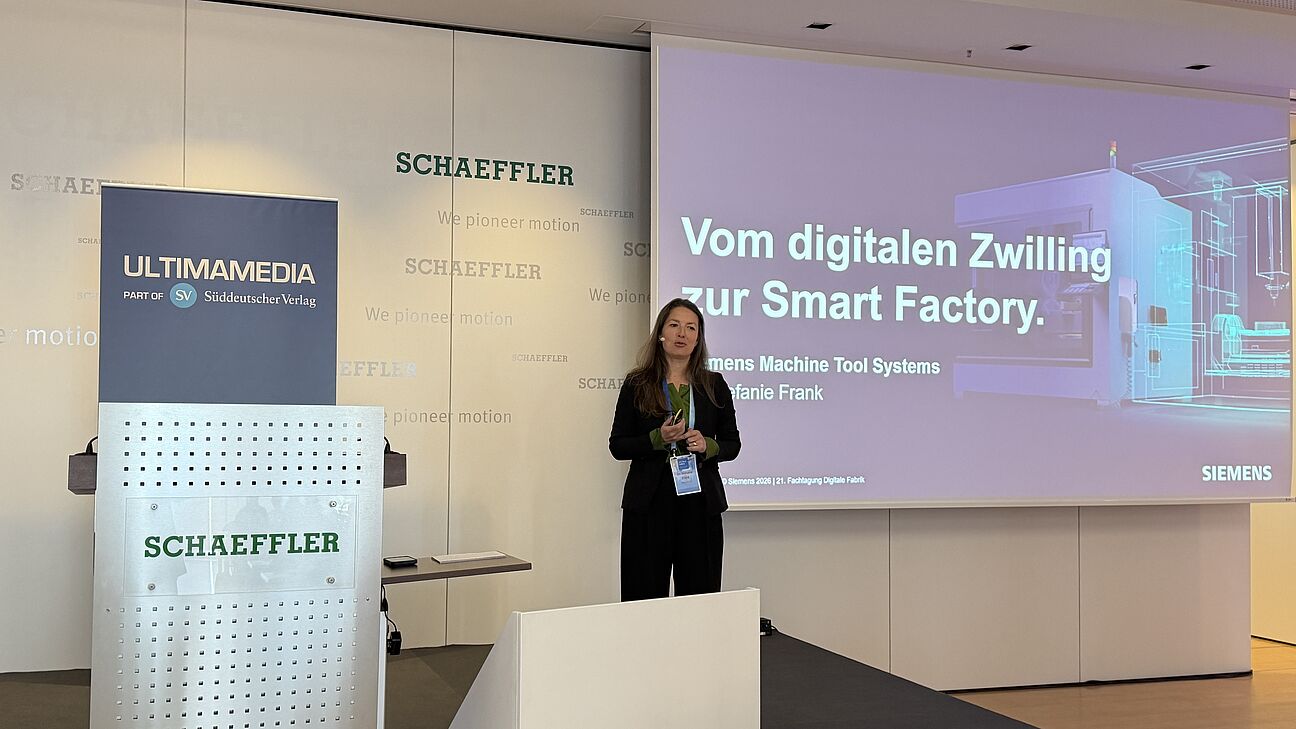 Digitale Fabrik 2026 - Sprecher auf der Bühne und spricht zum Publikum zum Thema "vom digitalen Zwilling zur Smart Factory"