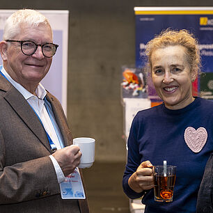 Tagungsleiter Karlheinz Keppler mit einer Teilnehmerin im Pausenbereich