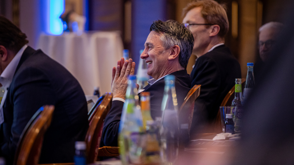 Nahaufnahme eines Teilnehmers im Publikum beim SZ-Versicherungstag 2026