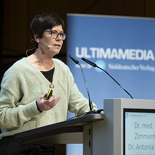 Daniela Niggemann als Sprecherin auf der Bühne