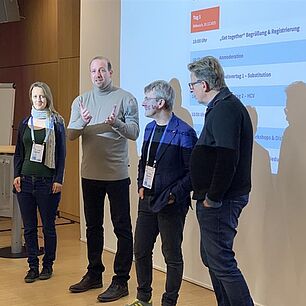 Moderatoren auf der Bühne während des Workshops am Vorabend