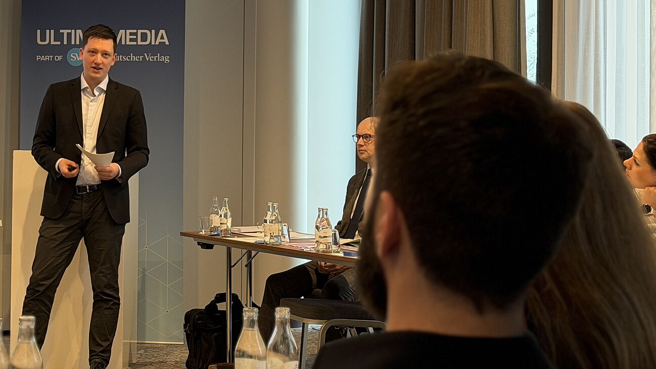 Sprecher auf der Bühne beim Praxisseminar Aktuelle Rechtsthemen