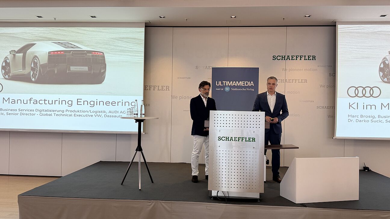 Digitale Fabrik 2026 - Sprecher von AUDI auf der Bühne und spricht zum Publikum