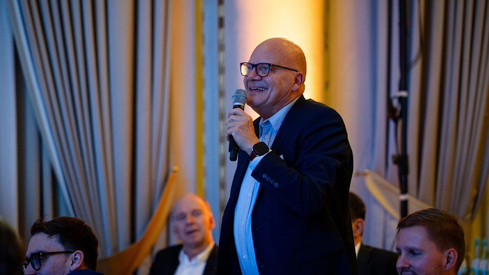 Teilnehmer stellt eine Frage während des Abendprogramms beim SZ-Versicherungstag 2026