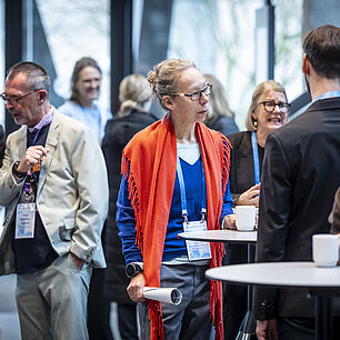 Networking während der Kaffeepause mit Blick auf die Teilnehmer