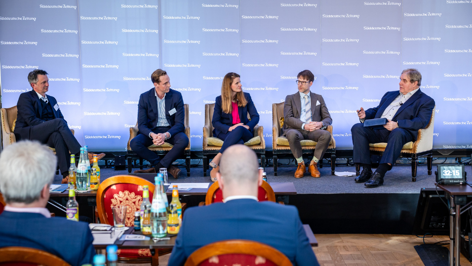 Paneldiskussion mit mehreren Referenten im Plenum beim SZ-Versicherungstag 2026