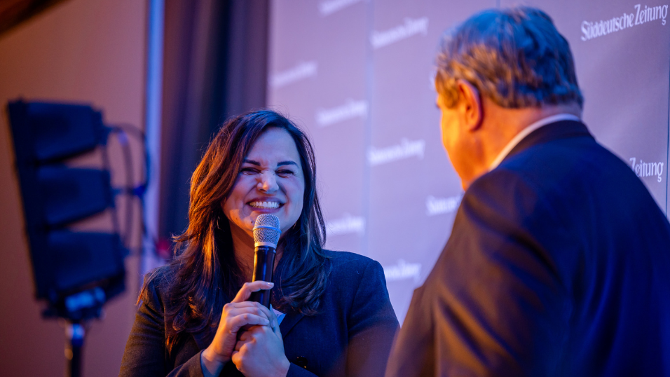 Angelika Slavik und Herbert Fromme auf der Bühne beim SZ-Versicherungstag 2026