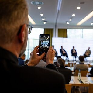 Mann fotografiert während der E-world SZ-Führungstreffen Energie 2026