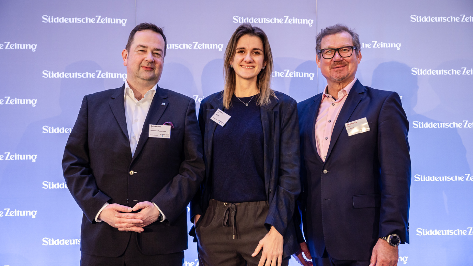 Gruppenfoto von Referent:innen und Teilnehmern auf der Bühne beim SZ-Versicherungstag 2026