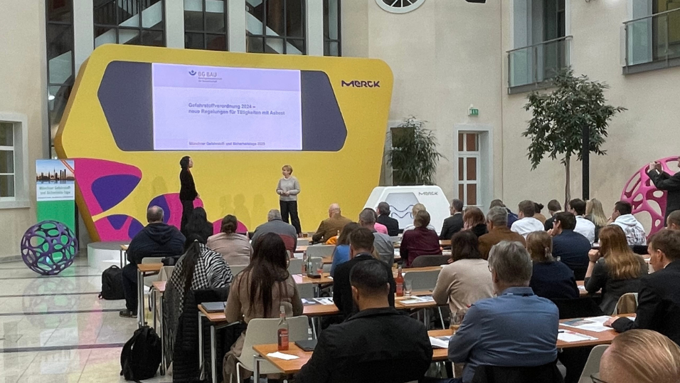 Auf der Bühne: Andrea Bonner,  Referentin der 41. Münchner Gefahrstoff- und Sicherheitstage