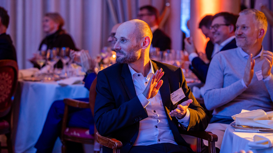 Foto von den Teilnehmern bei der Abendveranstaltung während sie Applaus geben beim SZ-Versicherungstag 2026