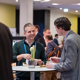 2 Männer im Gespräch während der E-world SZ-Führungstreffen Energie 2026