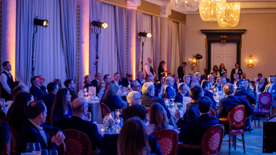 Plenum mit Teilnehmerinnen und Teilnehmern während der Abendveranstaltung beim SZ-Versicherungstag 2026 auf Schloss Bensberg