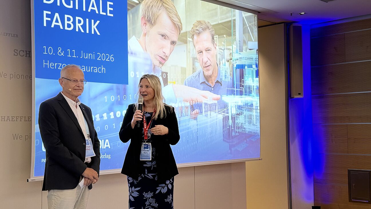 Digitale Fabrik 2026 - Franuziska Blume Bereichsleitung Ultima Media Germany eröffnet den zweiten Tag und steht auf der Bühne mit Mikrofon