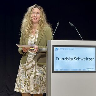 Sprecherin auf der Bühne