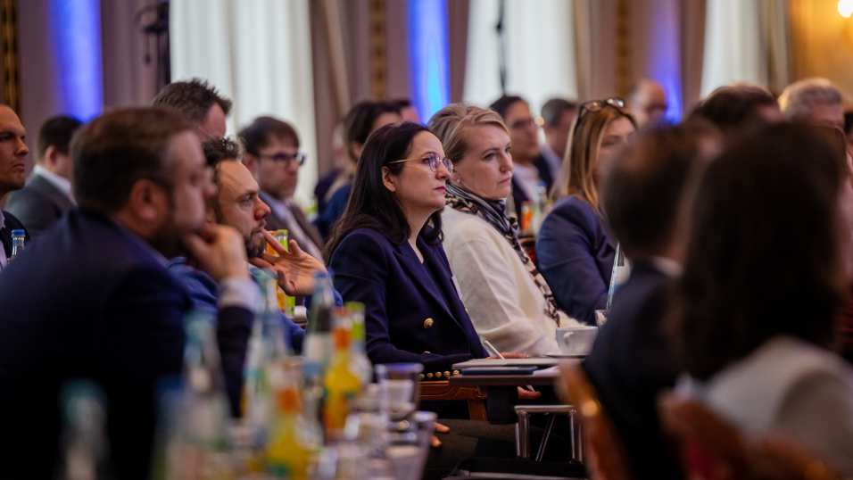 Teilnehmerinnen und Teilnehmer verfolgen einen Vortrag im Konferenzsaal beim SZ-Versicherungstag 2026