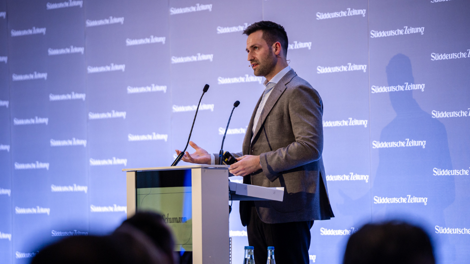 Moritz Schumann auf der Bühne während seines Vortrags beim SZ-Versicherungstag 2026