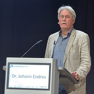 Sprecher auf der Bühne