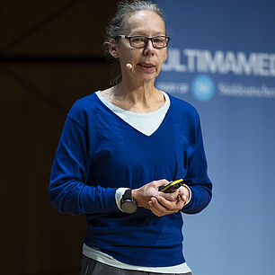 Antje Matthiesen als Sprecherin auf der Bühne