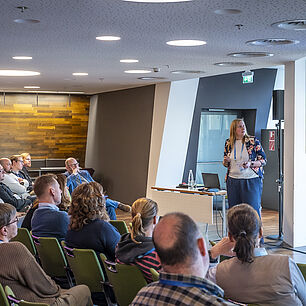 Pflegeworkshop, Blick auf die Moderatorin und das Publikum