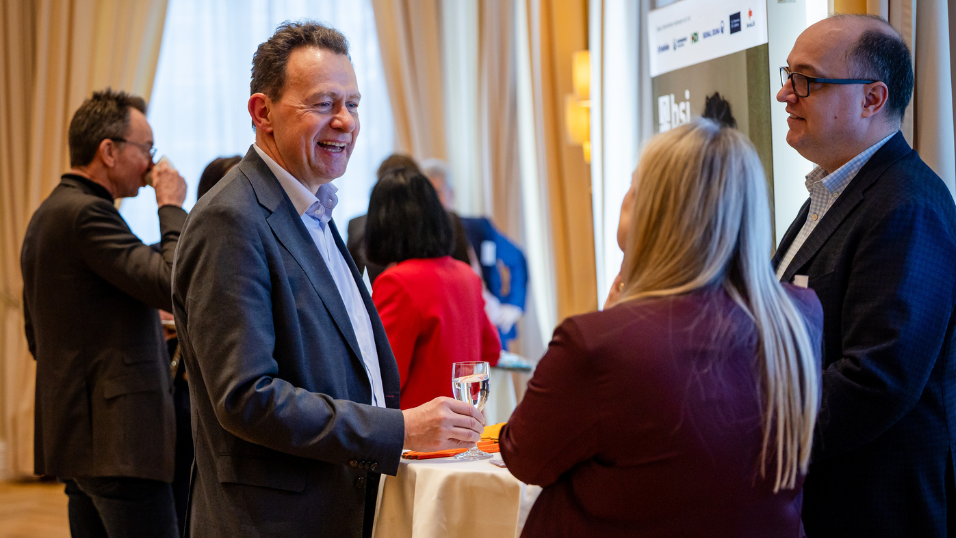 Teilnehmende im Gespräch während des Networking-Programms beim SZ-Versicherungstag 2026