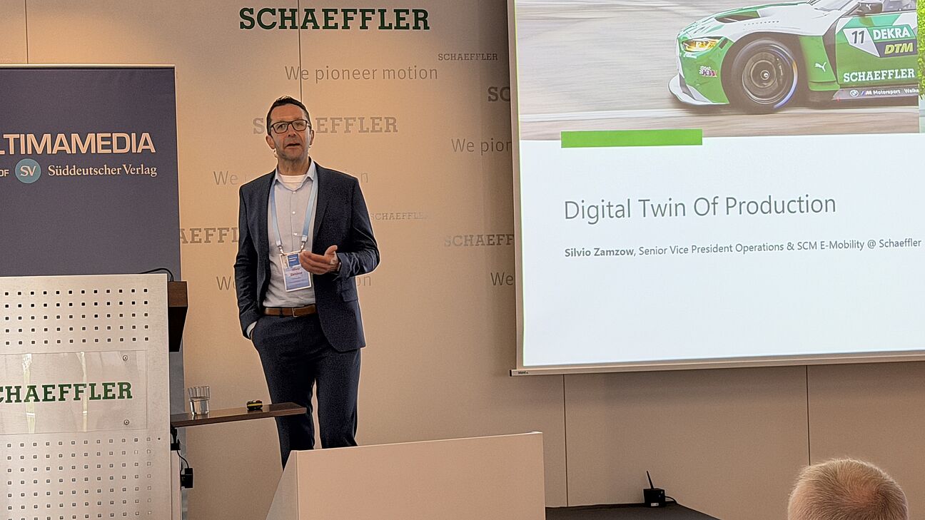 Digitale Fabrik 2026 - Sprecher Silvio Zamzow steht auf der Bühne und trägt seine Keynote zu Digital Twin of Production