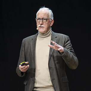 Sprecher Prof. Dr. iur. habil. Helmut Pollähne auf der Bühne