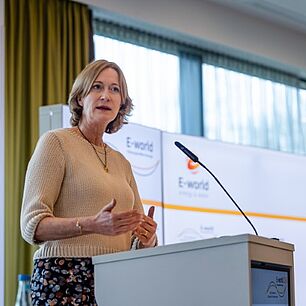 Vortragende Kerstin Andreae während der E-world SZ-Führungstreffen Energie 2026