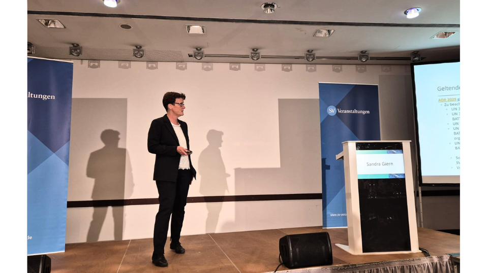 2. Fachkonferenz "Transport und Lagerung von Lithiumbatterien" - Sprecherin Sandra Giern auf der Bühne