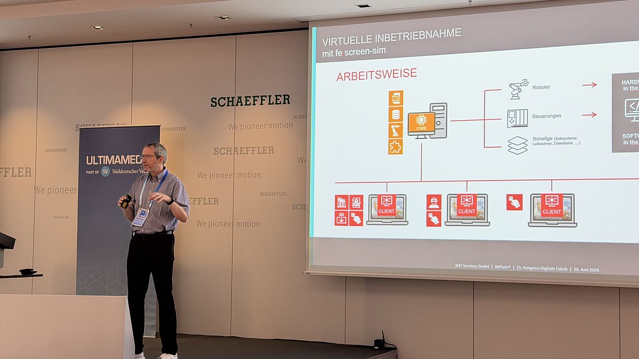 Digitale Fabrik 2026 - Sprecher auf der Bühne und spricht zum Publikum