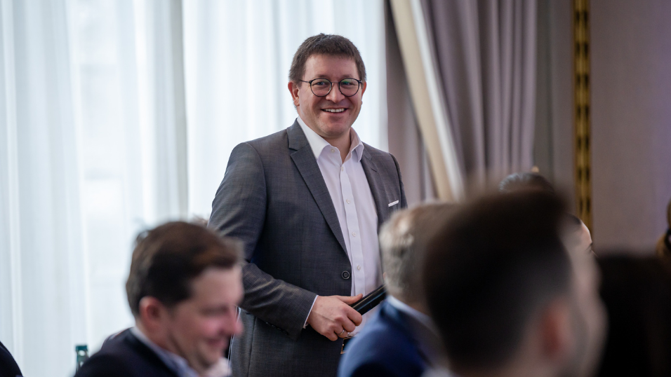 Nahaufnahme vom Bereichsleiter Dr. Sebastian Bonnemeier im Vortragsraum beim SZ-Versicherungstag 2026