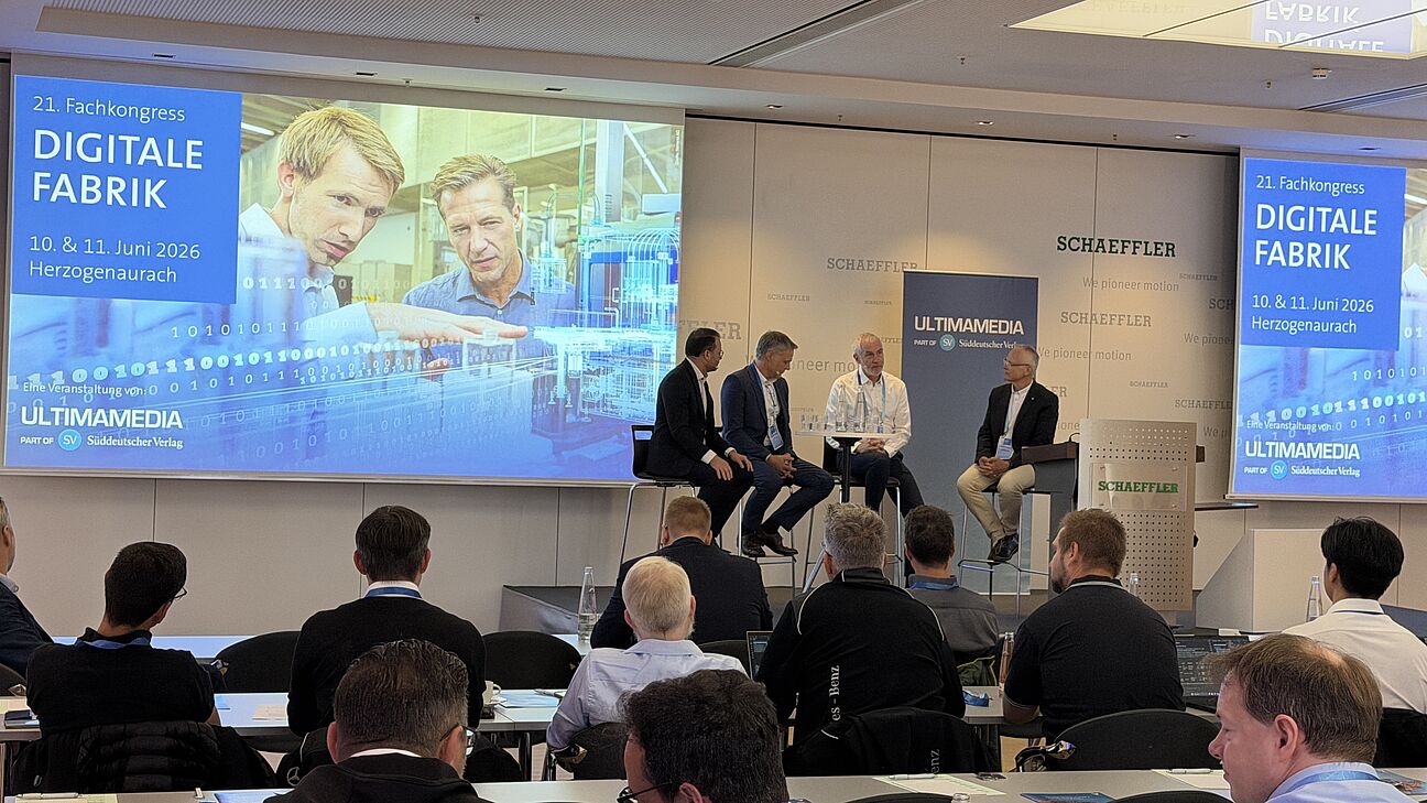 Digitale Fabrik 2026 - 4 Sprecher sitzen auf der Bühne und nehmen an der Podiumsdiskussion Intelligent Product Lifecylce teil