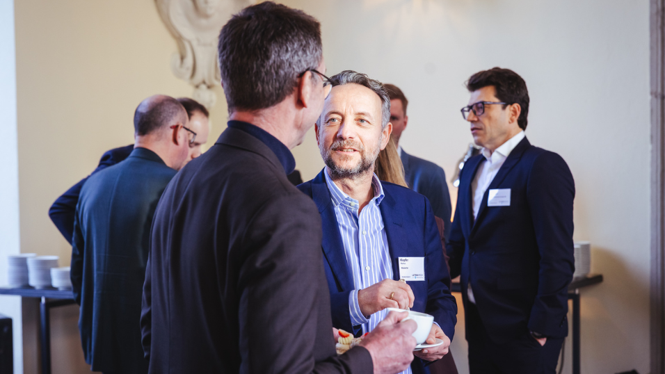 Teilnehmer im Austausch während einer Networking-Pause beim SZ-Versicherungstag 2026