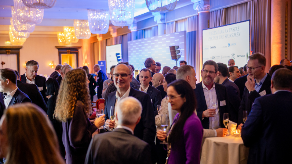 Networking-Situation bei der Abendveranstaltung des SZ-Versicherungstags 2026