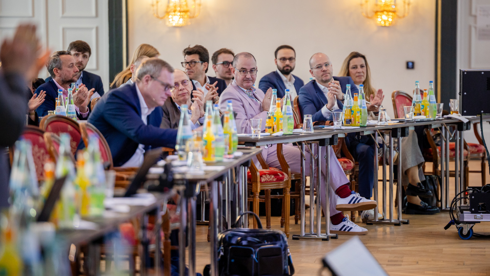 Teilnehmerinnen und Teilnehmer verfolgen einen Vortrag im Vortragsraum beim SZ-Versicherungstag 2026