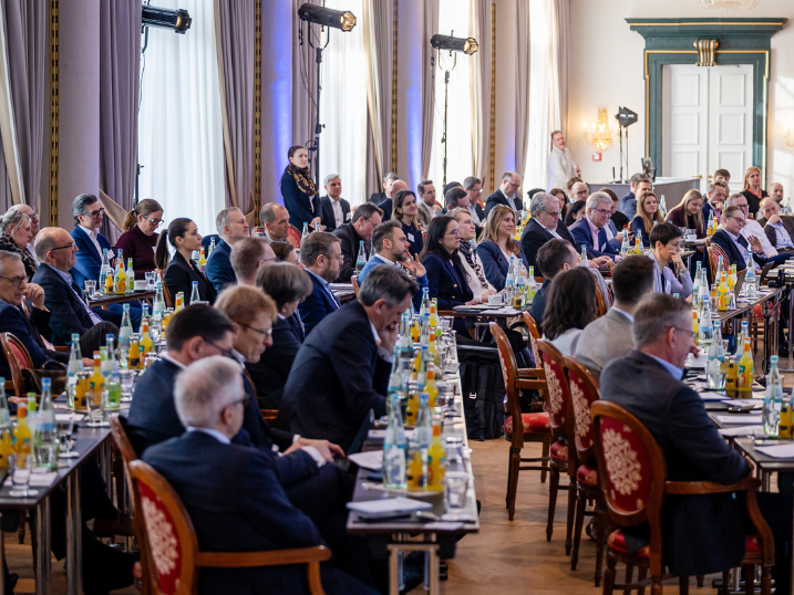 Blick in den voll besetzten Plenarsaal während einer Vortragsrunde beim SZ-Versicherungstag 2026